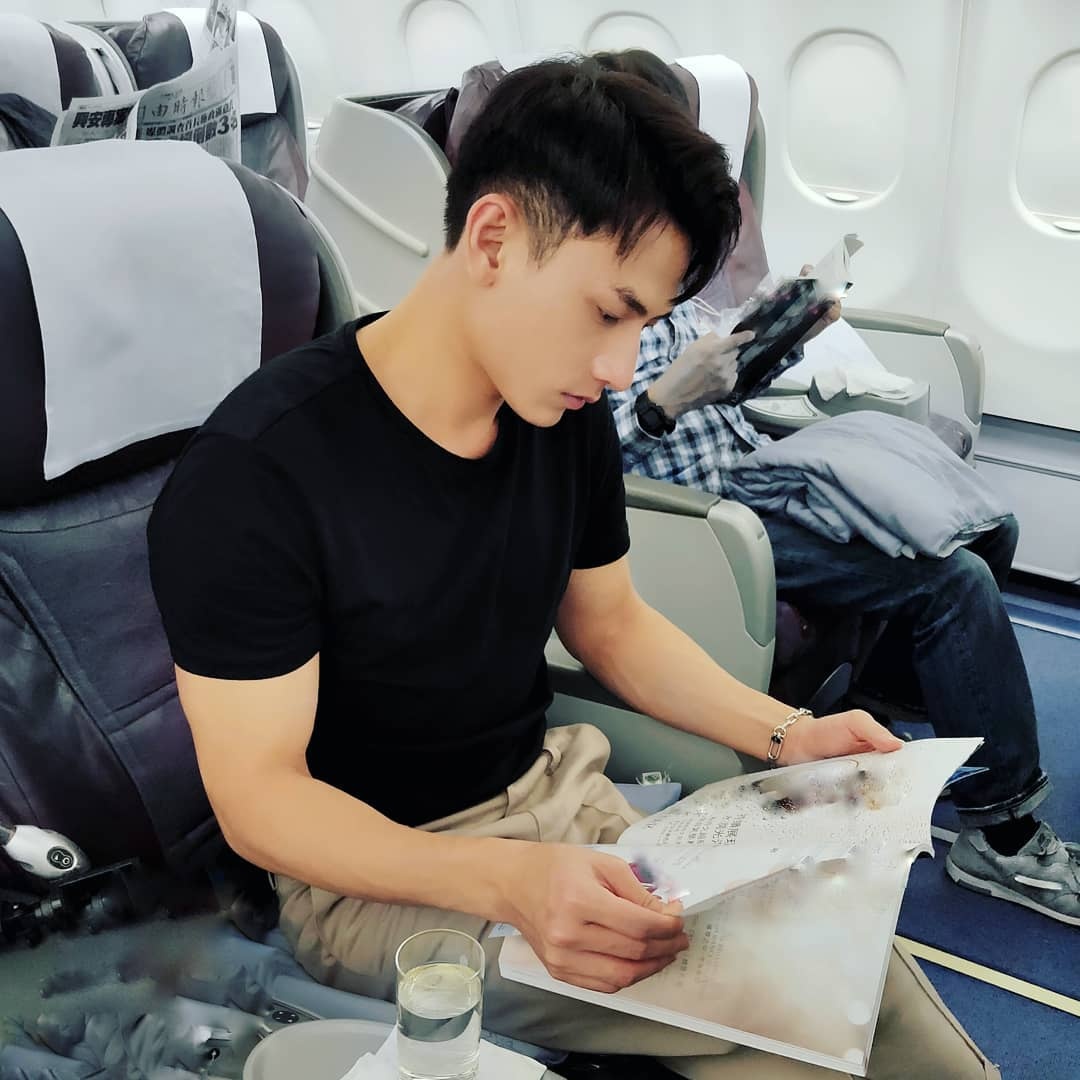 Sao nam Việt chuộng áo thun đen  ảnh 3 Sao nam Viet chuong ao thun den anh 3