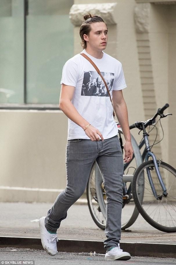 Brooklyn Beckham bị chê mang giày rách ảnh 1 Brooklyn Beckham bi che mang giay rach anh 1