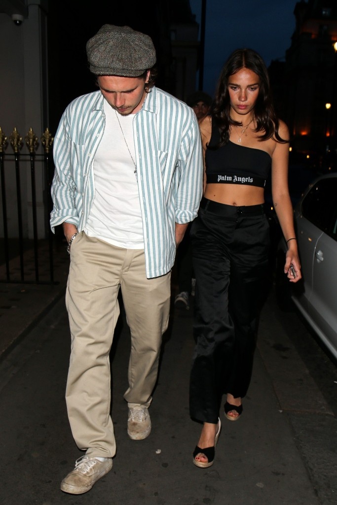 Brooklyn Beckham bị chê mang giày rách ảnh 3 Brooklyn Beckham bi che mang giay rach anh 3