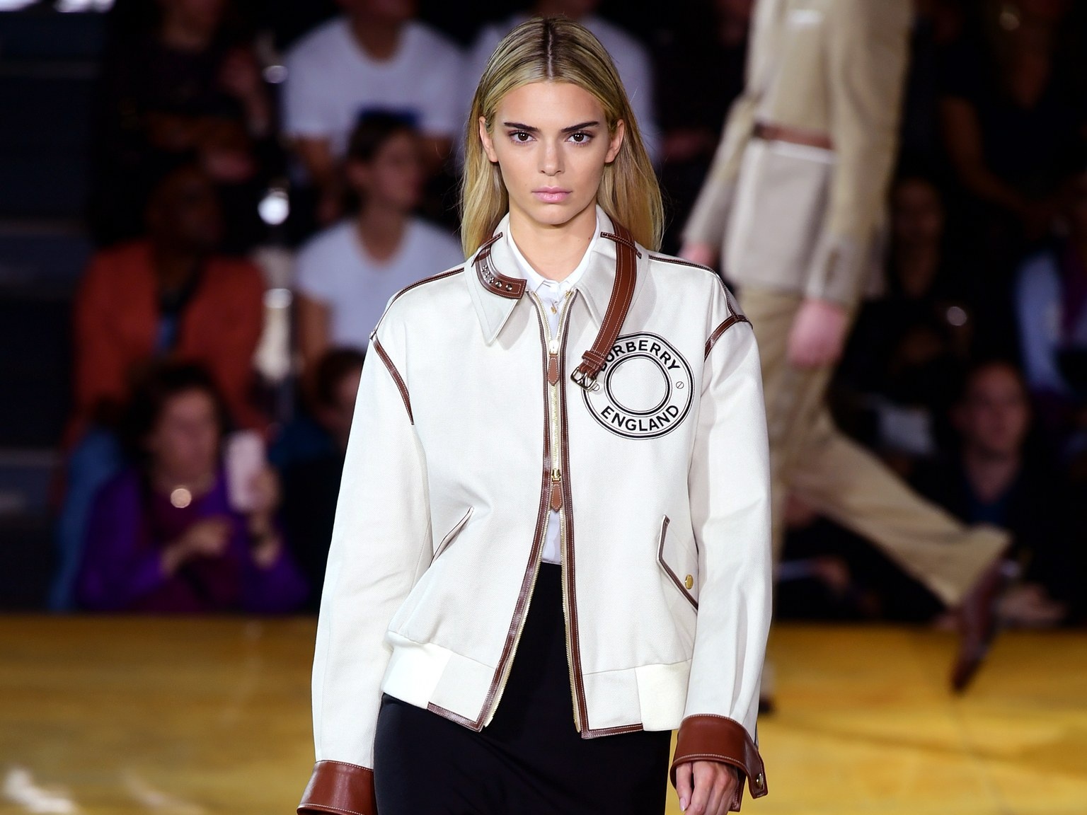 Kendall Jenner nhuom toc sang mau anh 1