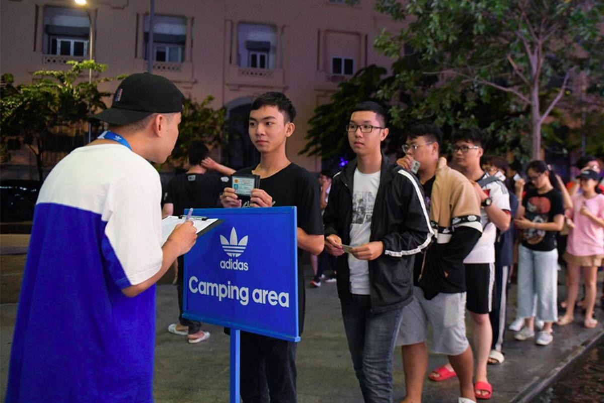 Ngay 21/9 lam the nao de mua giay Yeezy 5,9 trieu o Ha Noi, TP.HCM? hinh anh