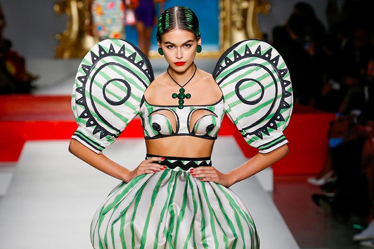Nguoi mau mac do khung tranh, khoet nguc tao bao trong show Moschino hinh anh