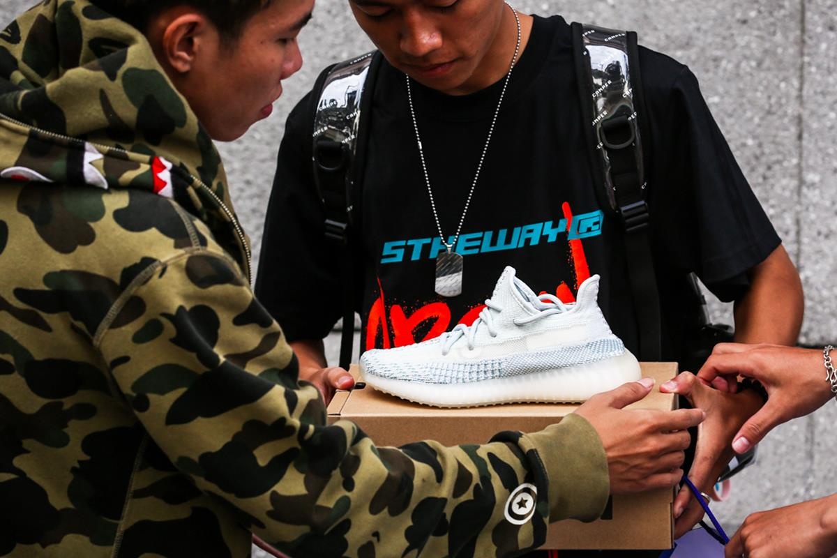 An ngu ngoai Bitexco san giay Yeezy va luat ngam thuan mua vua ban hinh anh