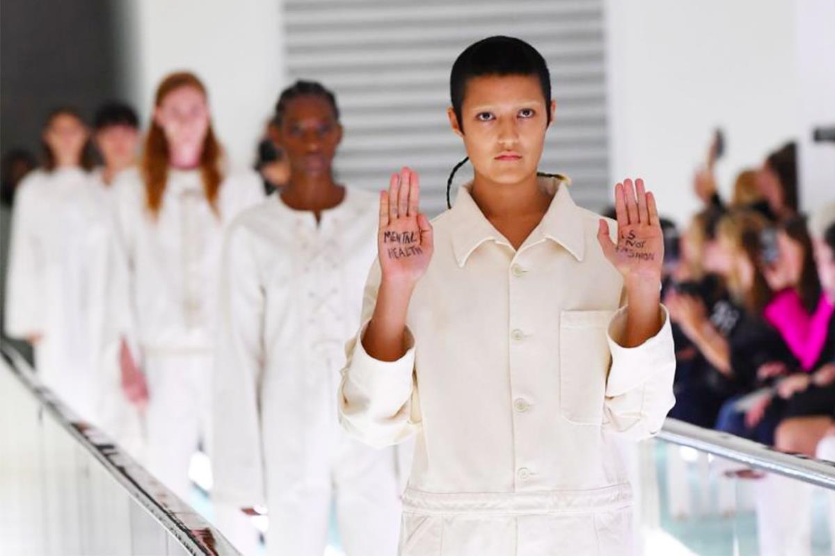 Gucci gay tranh cai khi nguoi mau hoa than thanh benh nhan tam than hinh anh