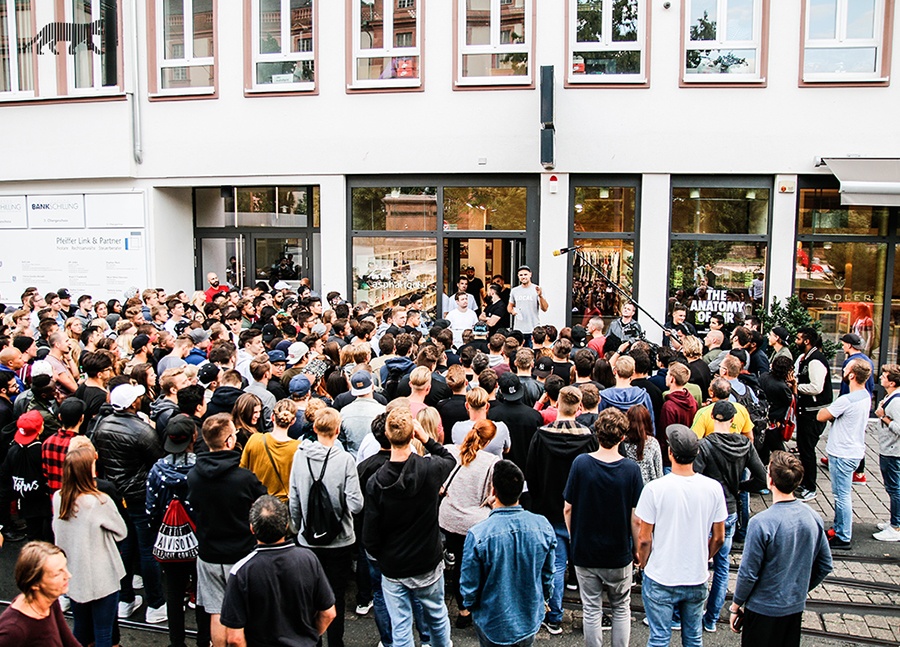 Giới trẻ xếp hàng mua giày Yeezy ảnh 4 Gioi tre xep hang mua giay Yeezy anh 4