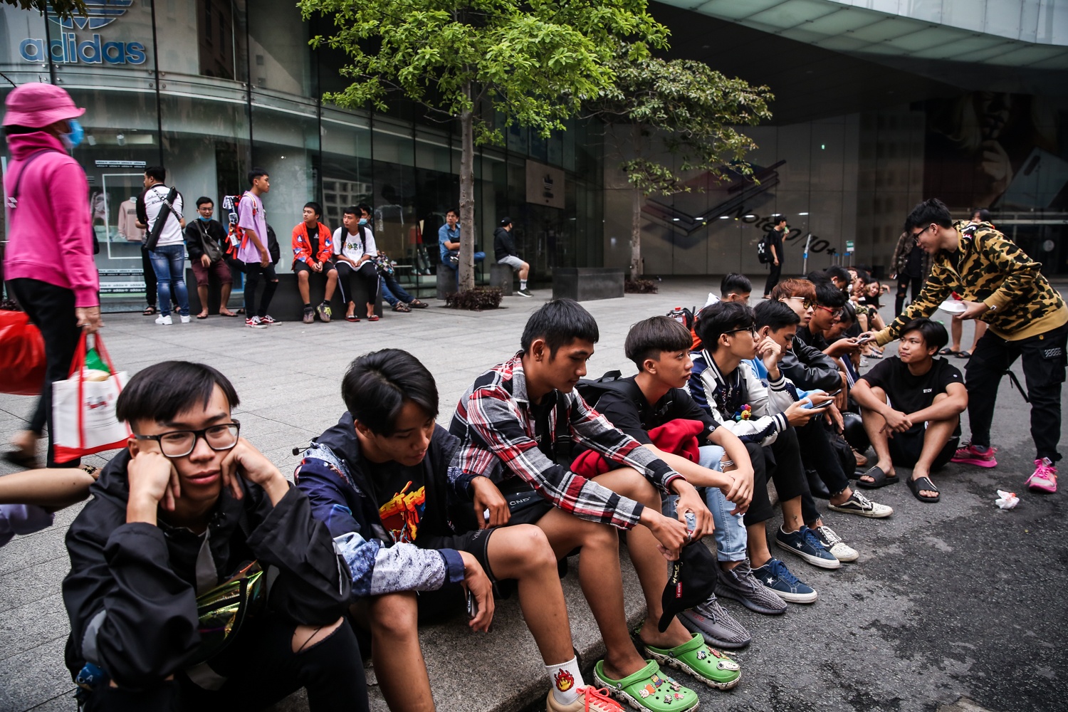 Giới trẻ xếp hàng mua giày Yeezy ảnh 1 Gioi tre xep hang mua giay Yeezy anh 1