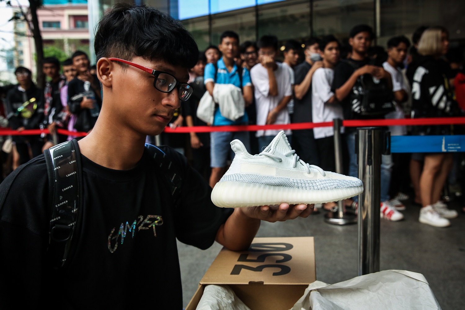 Giới trẻ xếp hàng mua giày Yeezy ảnh 5 Gioi tre xep hang mua giay Yeezy anh 5