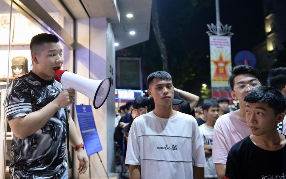 Tu khi nao mua giay Yeezy 6 trieu lai phai tranh nhau nhu san sale? hinh anh