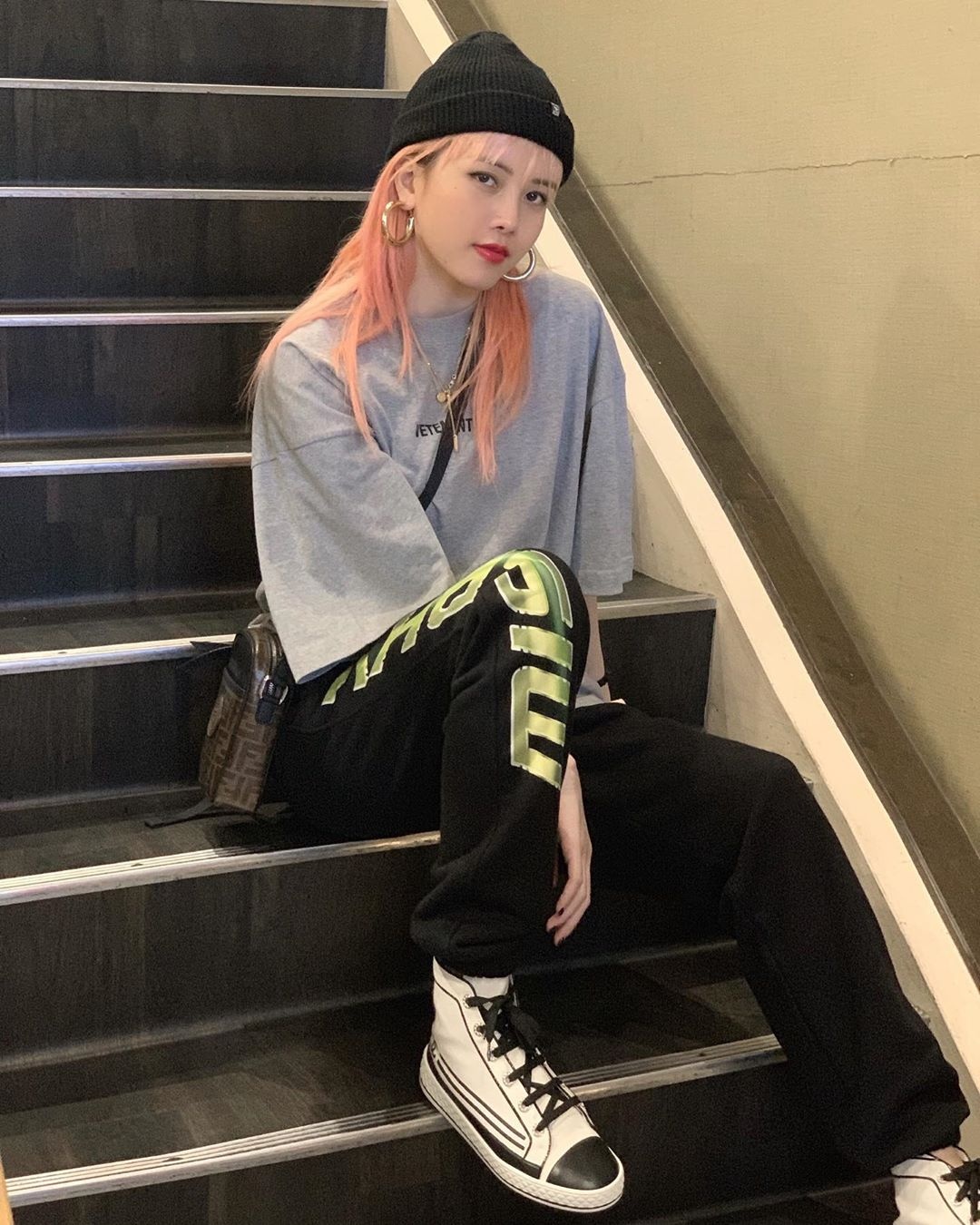 Thieu Bao Tram dien do hang hieu anh 3