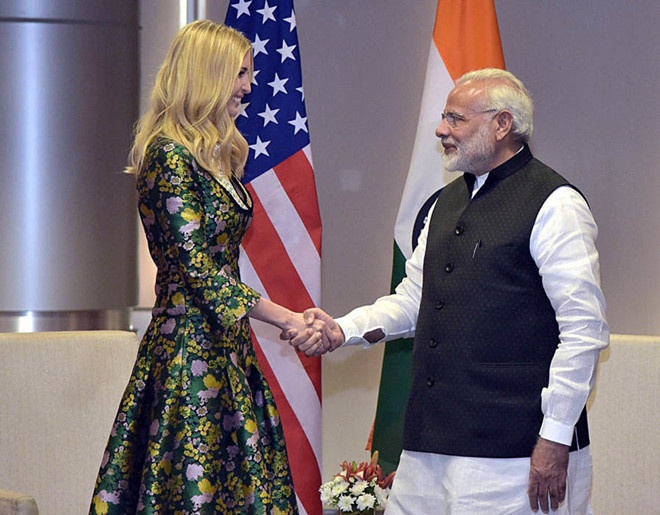 Trang phuc cong du cua Melania va Ivanka anh 11