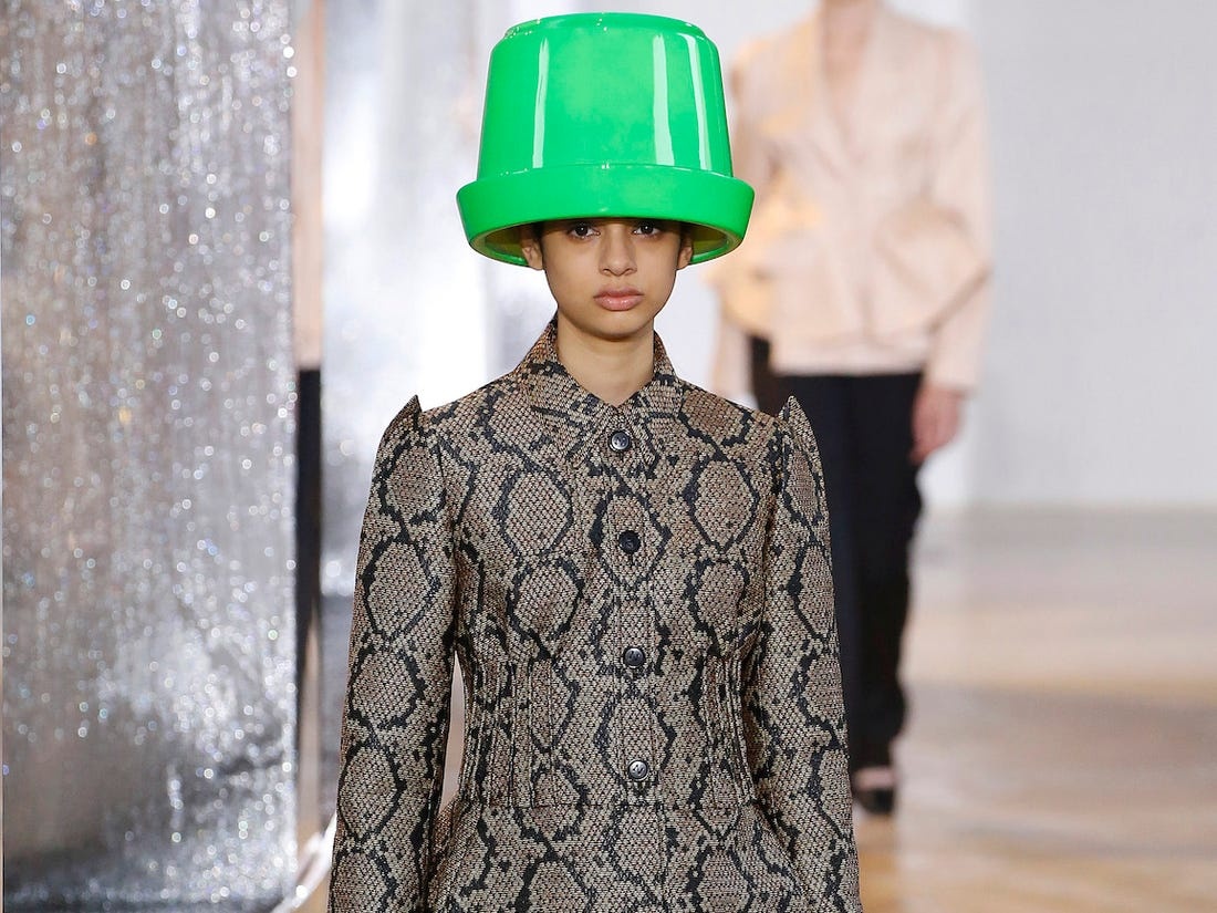 Người mẫu đội xô nhựa trình diễn thời trang ảnh 1 Nguoi mau doi xo nhua trinh dien thoi trang anh 1