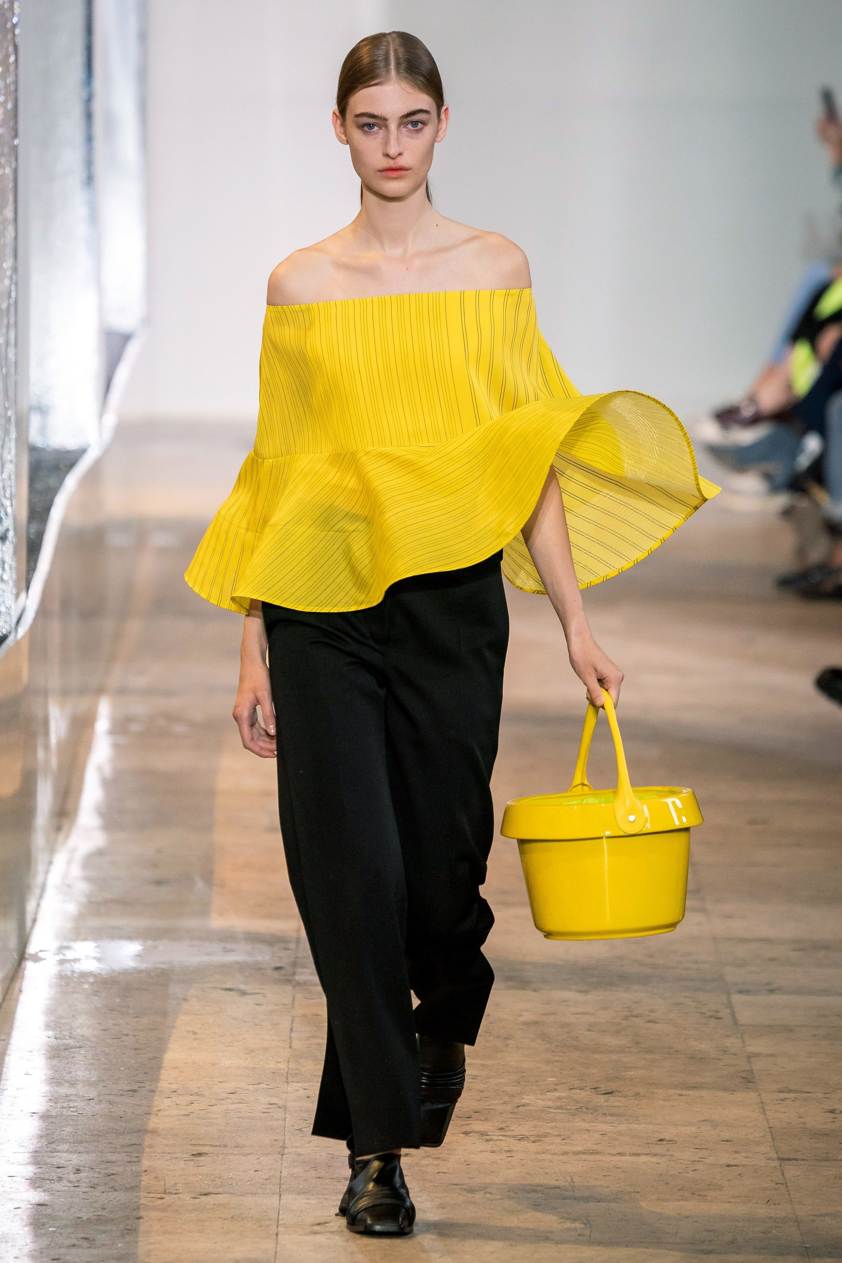 Người mẫu đội xô nhựa trình diễn thời trang ảnh 2 Nguoi mau doi xo nhua trinh dien thoi trang anh 2