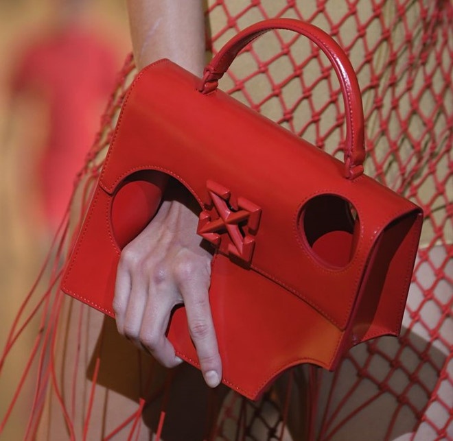 Người mẫu đội xô nhựa trình diễn thời trang ảnh 3 Nguoi mau doi xo nhua trinh dien thoi trang anh 3