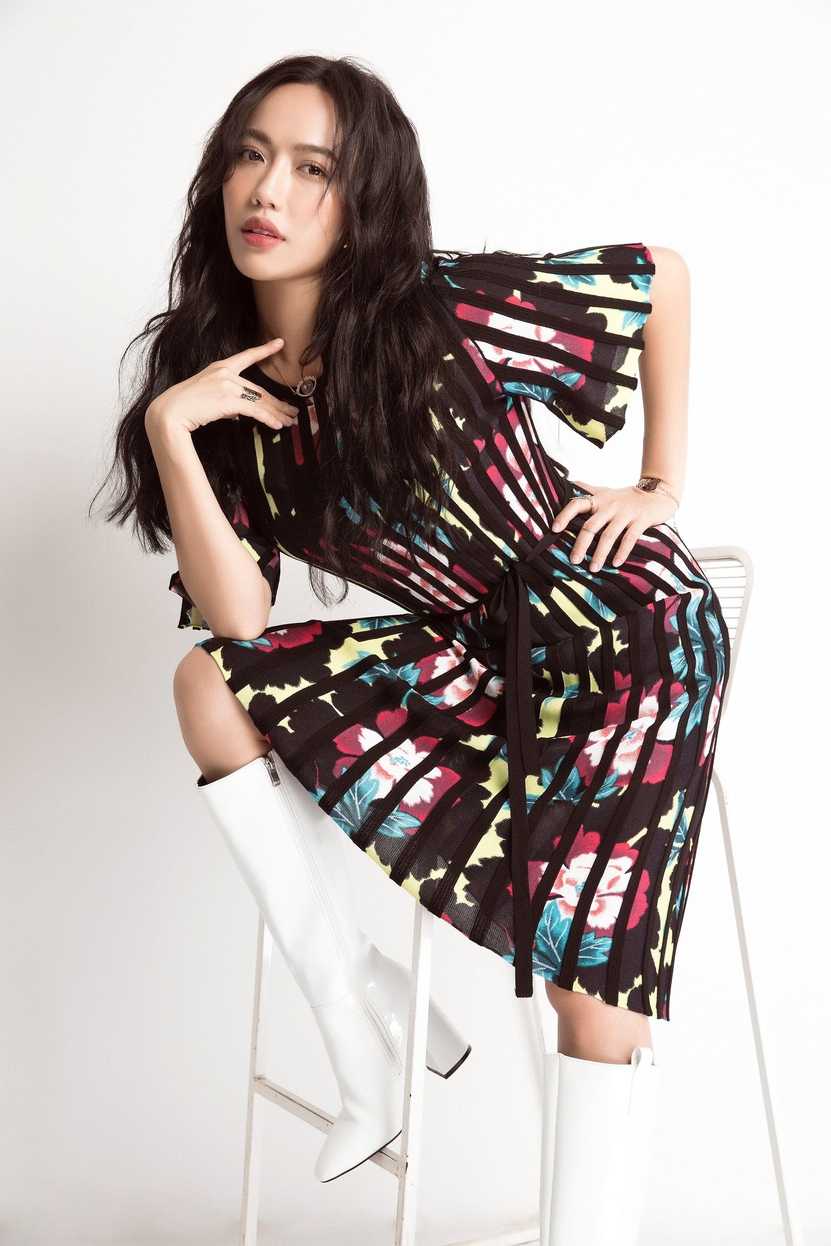 Dieu Nhi mac do goi cam anh 1