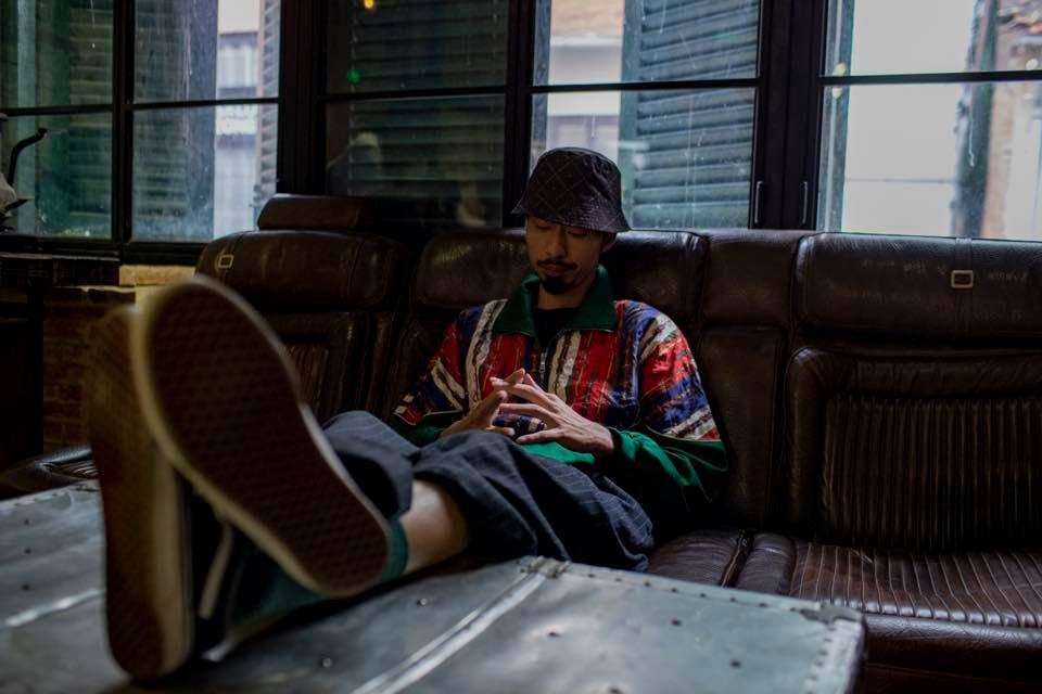 Đen Vâu mặc đồ màu sắc ảnh 1 Den Vau mac do mau sac anh 1