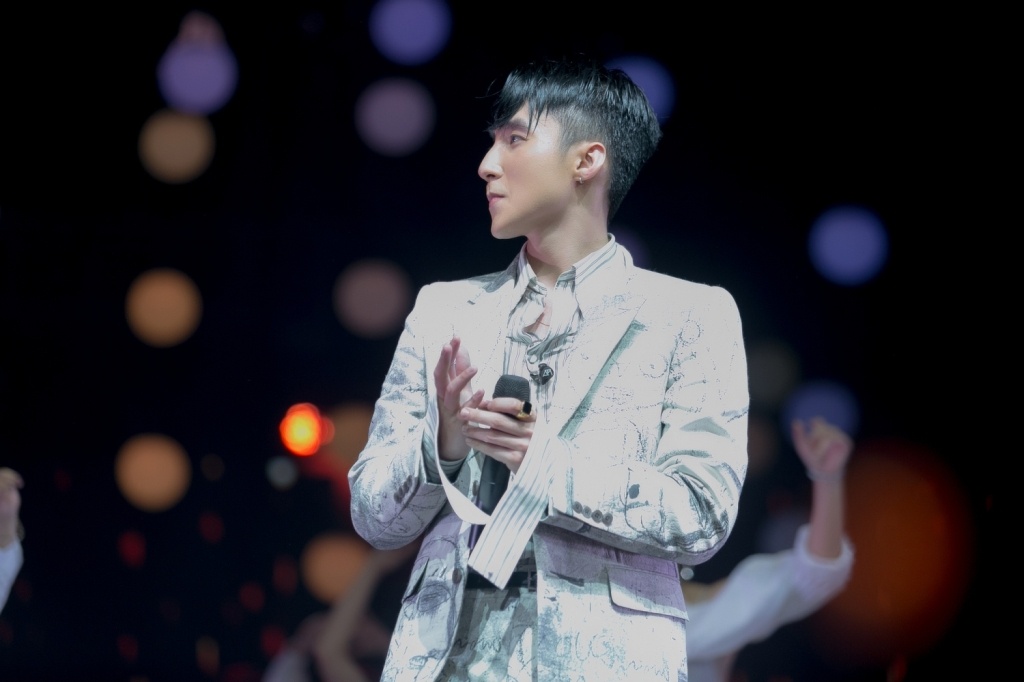 Son Tung mac suit chin chu anh 8