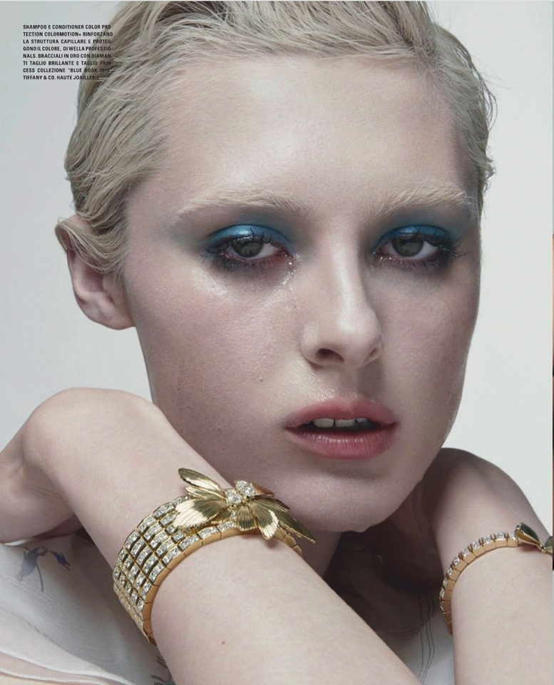 Nguoi mau khoc tren tap chi anh 6