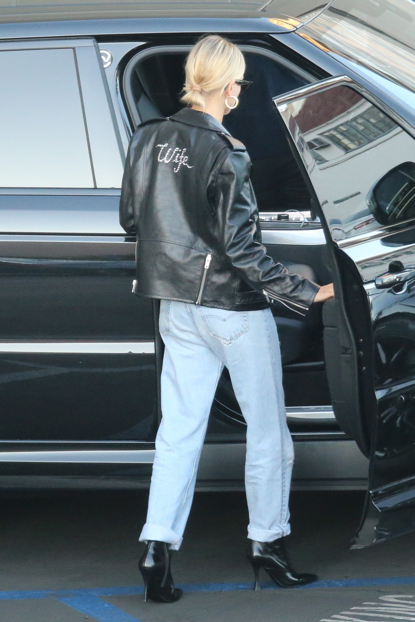Hailey Bieber khoe vòng cổ  ảnh 2 Hailey Bieber khoe vong co anh 2