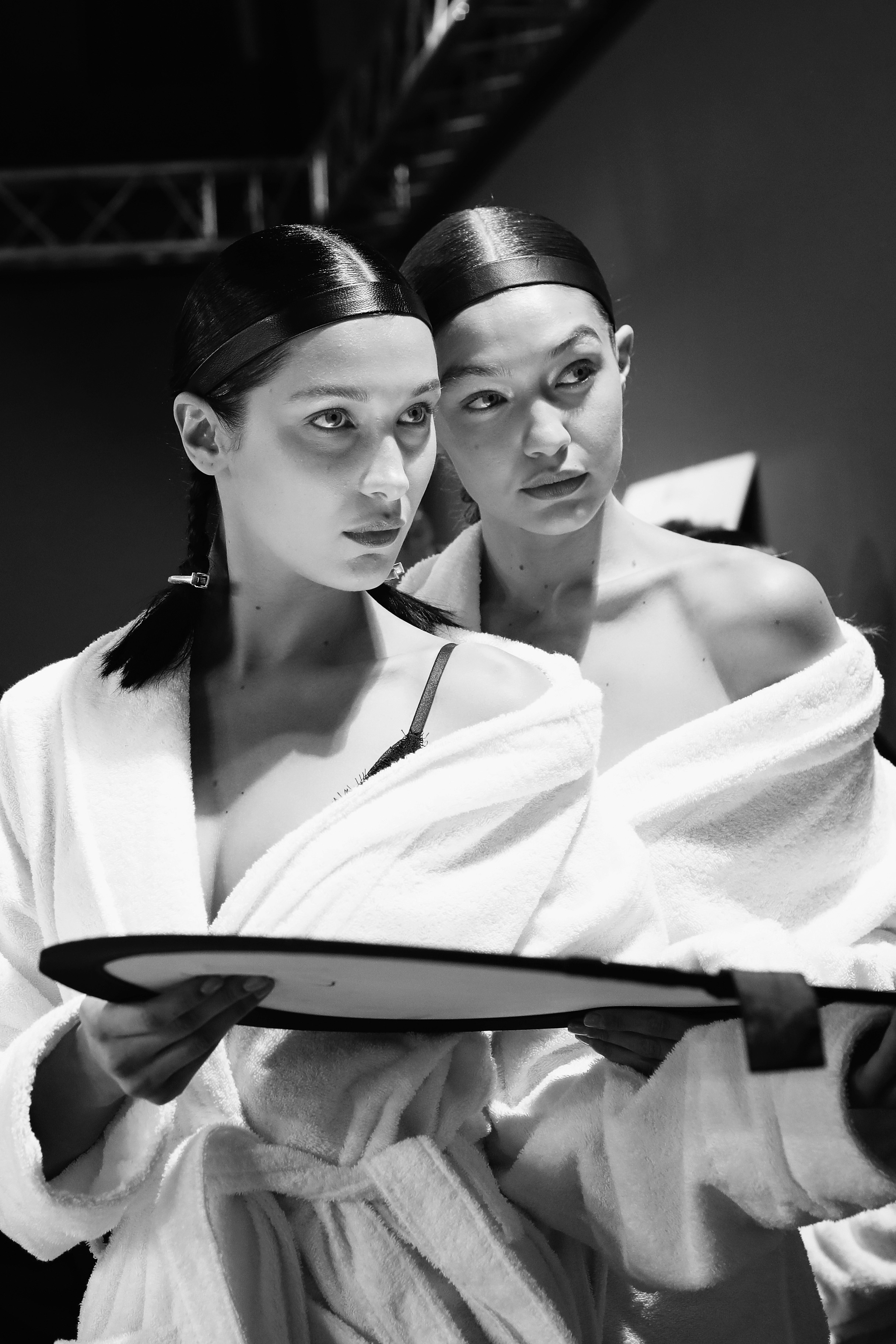 Bella Hadid va Gigi Hadid noi tieng anh 6