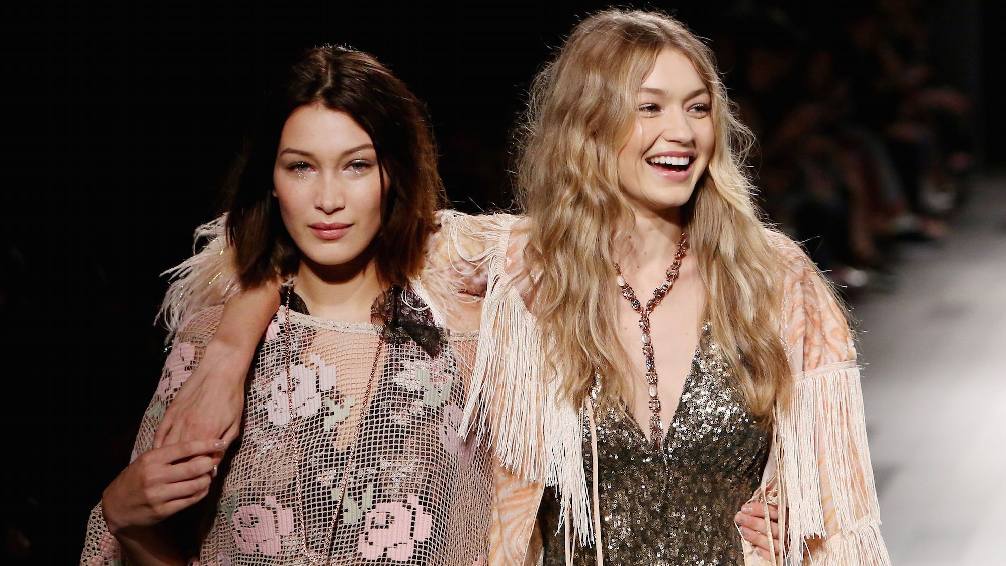 Bella Hadid va Gigi Hadid noi tieng anh 5