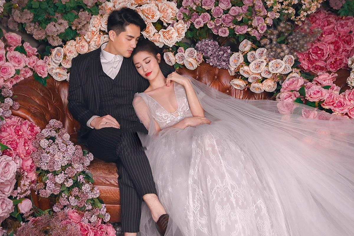 Dong Nhi chon 10 bo vay cuoi de ky niem thoi gian yeu Ong Cao Thang hinh anh