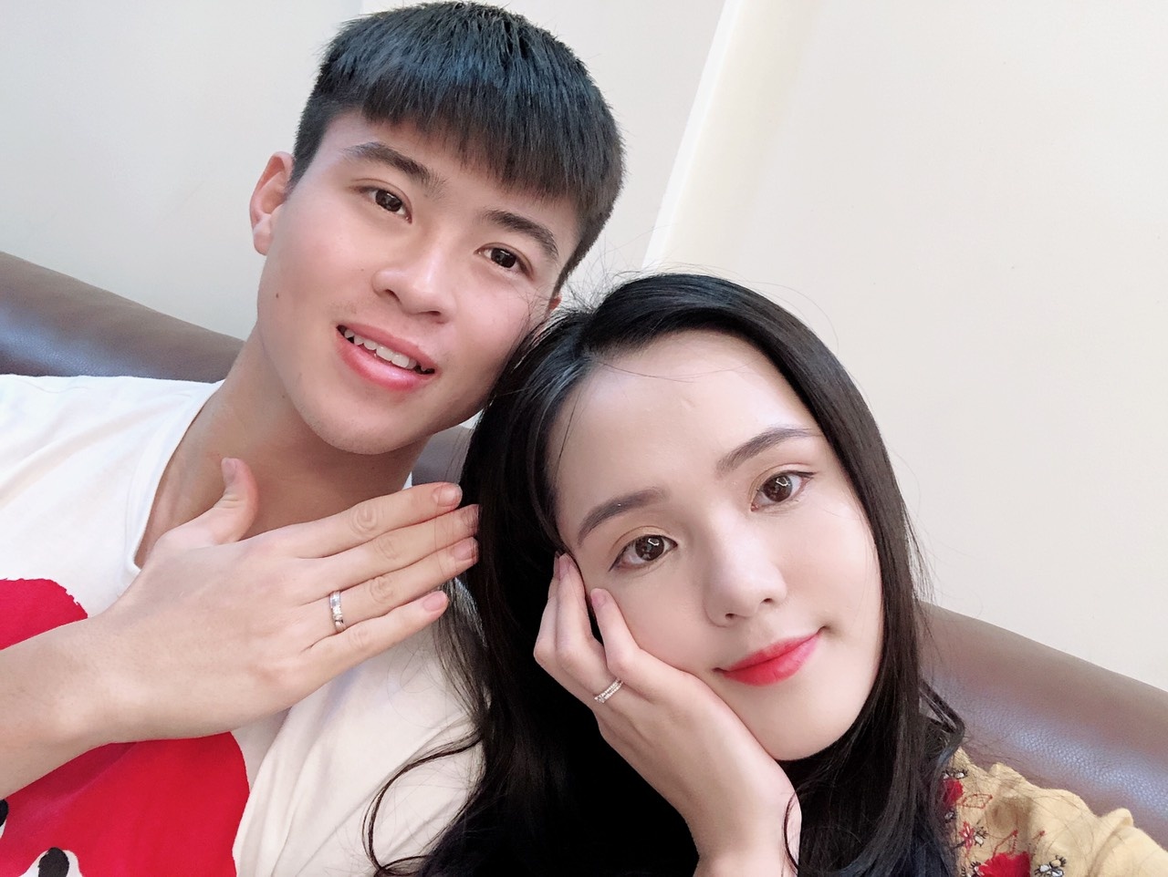 Nhan cuoi cua sao quoc te va cau thu Duy Manh co gi khac biet? hinh anh