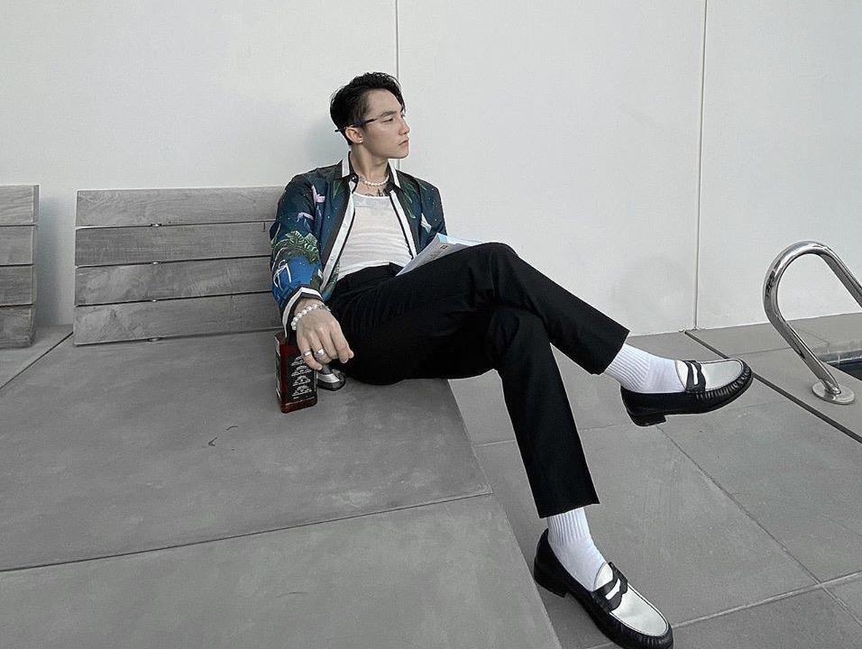 Son Tung di giay den tat trang la mat, Isaac dien suit nhu quy ong hinh anh