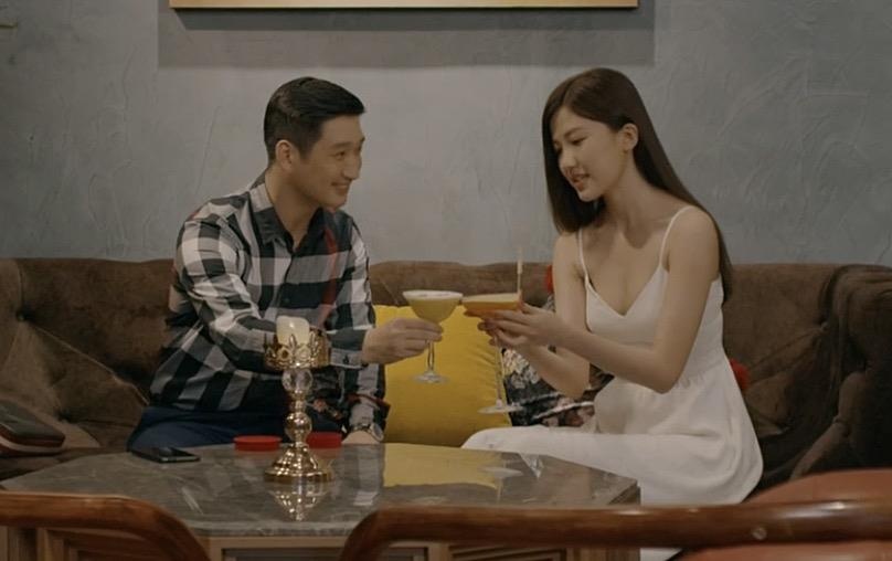 Thai vu phu chuong trang phuc gi trong 'Hoa hong tren nguc trai'? hinh anh