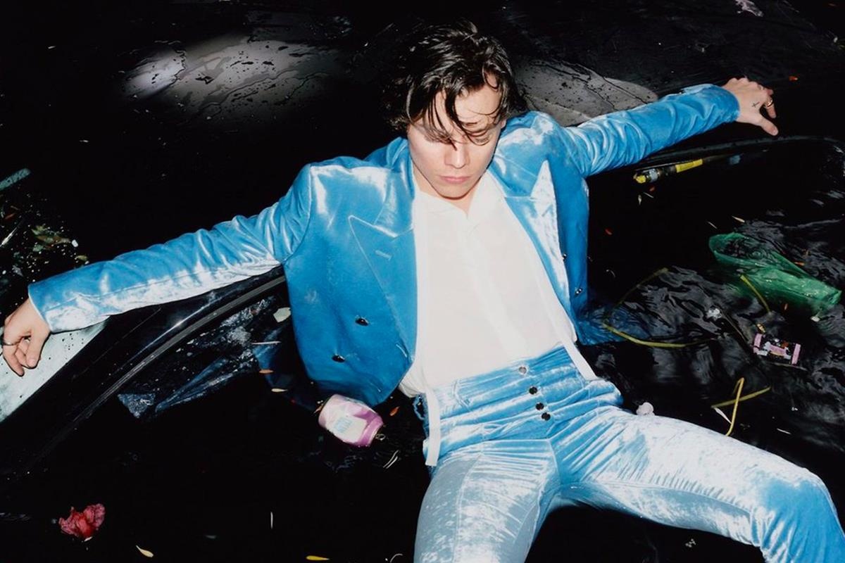 Harry Styles co so thich la, luon cat quan ao dat do o ham dong lanh hinh anh