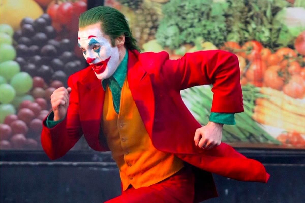 Bo suit mau sac noi bat cua Joker co y nghia gi trong phim? hinh anh