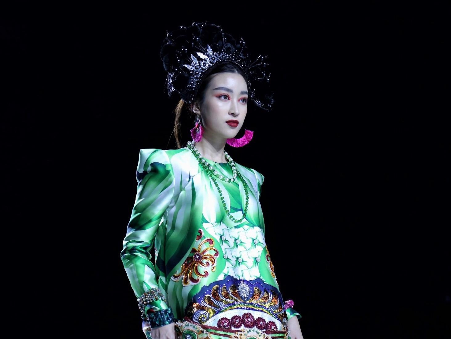 Hoa hau Do My Linh ke mat do, doi man tuong co len san catwalk hinh anh