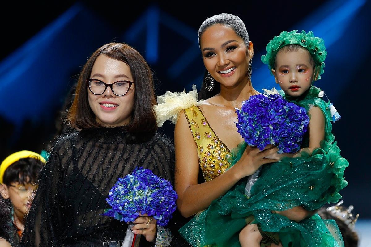 Khan gia roi nuoc mat khi H'Hen Nie be mau nhi bi ung thu len san dien hinh anh