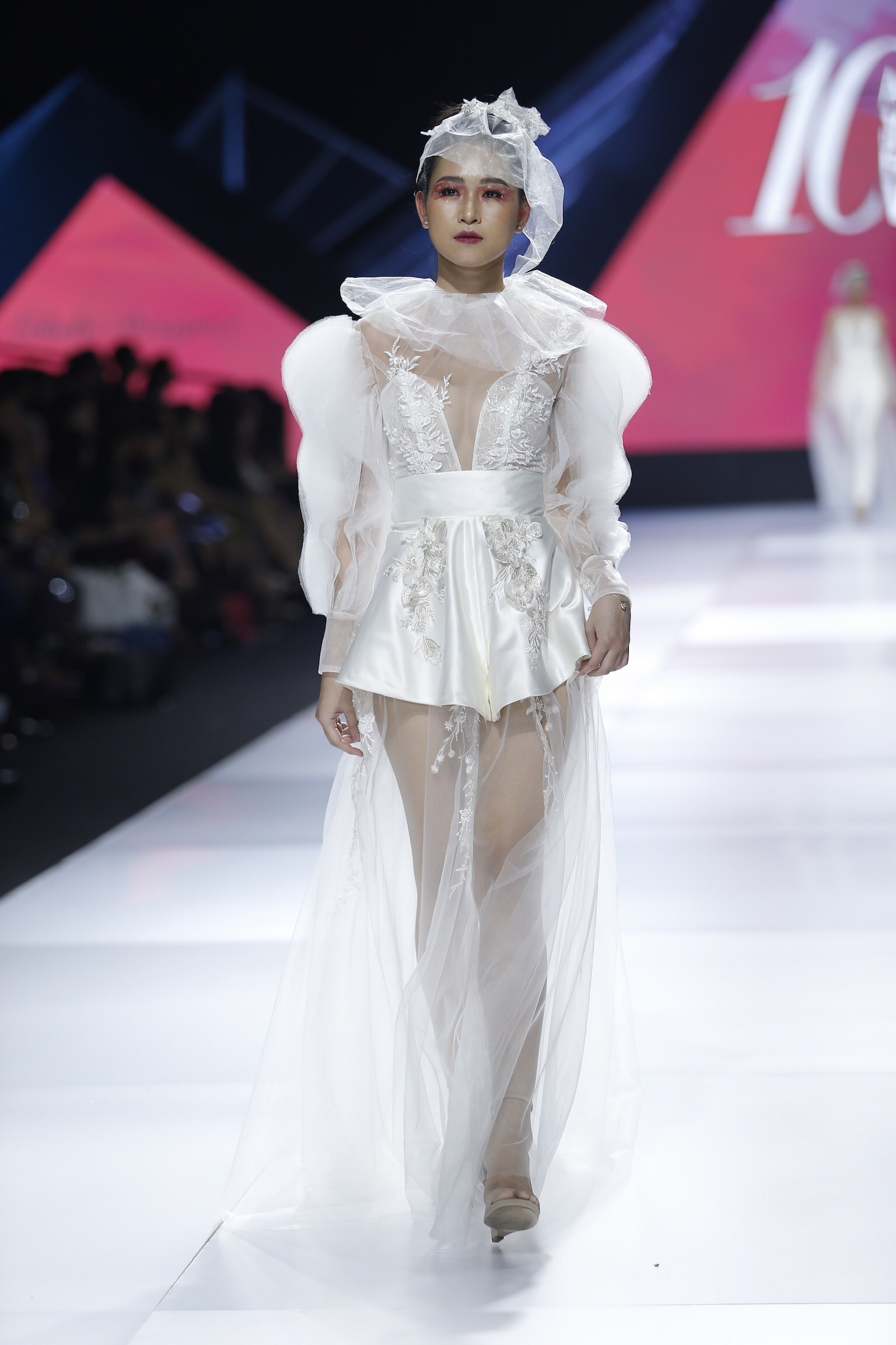 Nguoi yeu Phillip Nguyen trinh dien thoi trang anh 4