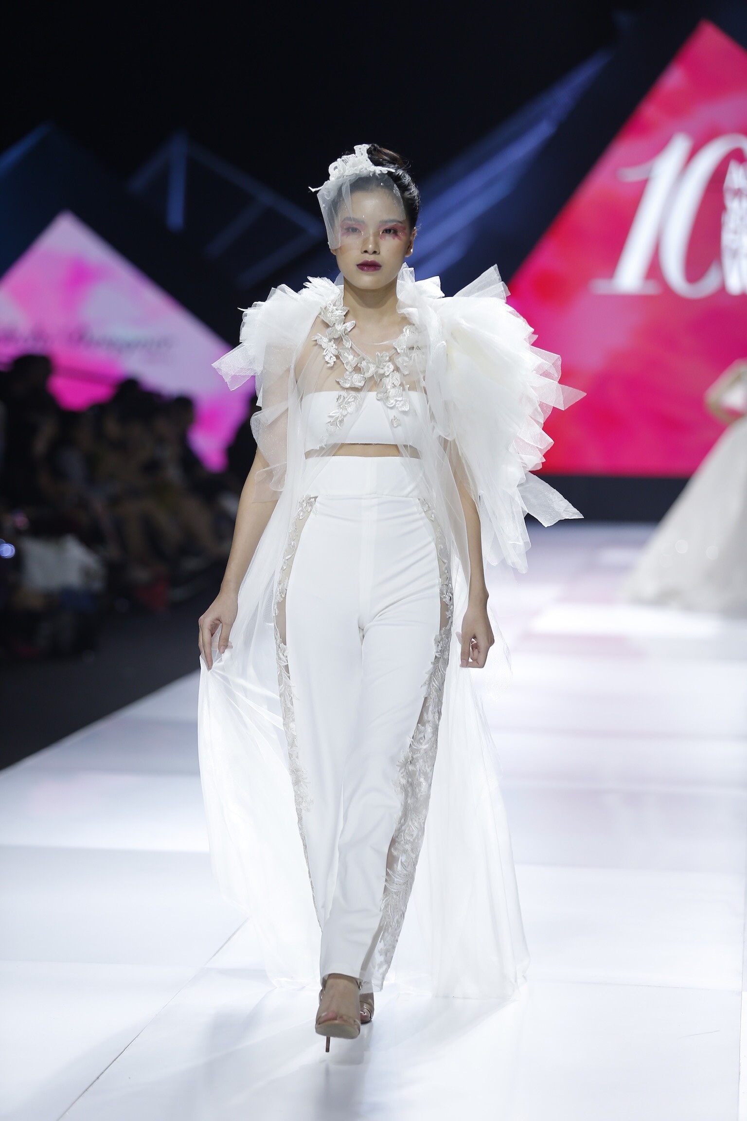 Nguoi yeu Phillip Nguyen trinh dien thoi trang anh 5