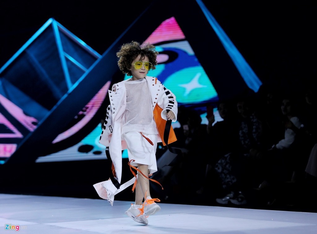 Be khiem khuyet trinh dien thoi trang anh 12