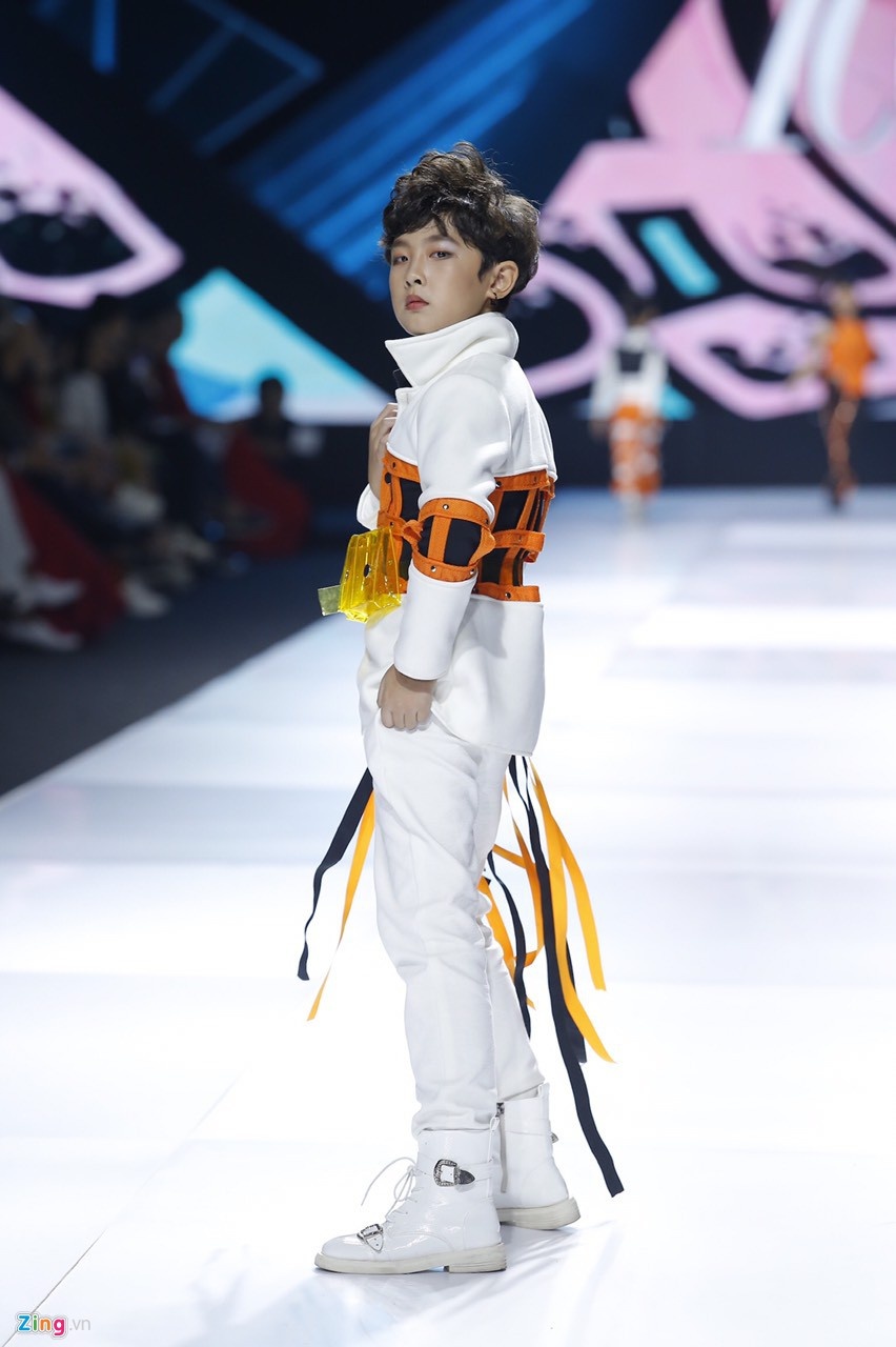 Be khiem khuyet trinh dien thoi trang anh 14