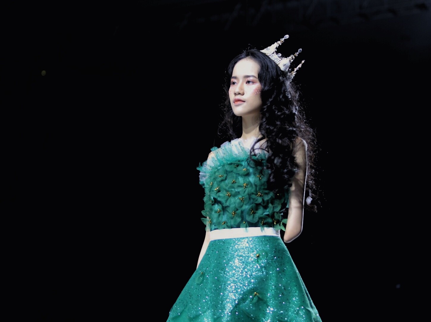 Be khiem khuyet trinh dien thoi trang anh 4