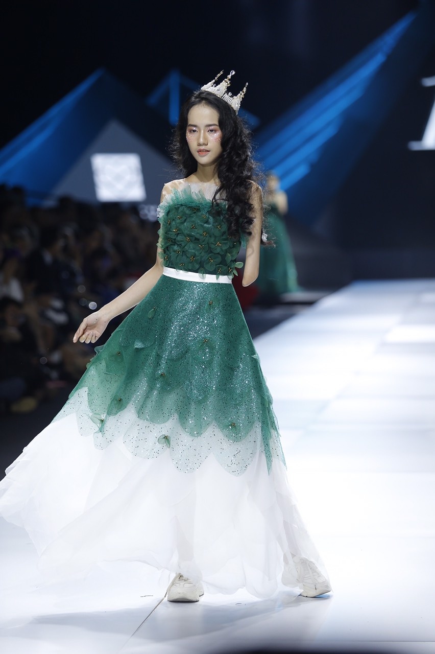 Be khiem khuyet trinh dien thoi trang anh 5