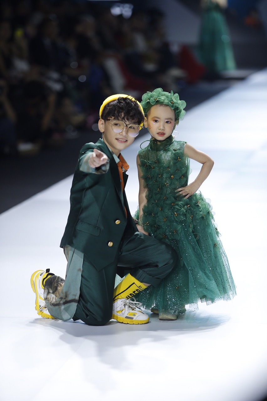 Be khiem khuyet trinh dien thoi trang anh 7