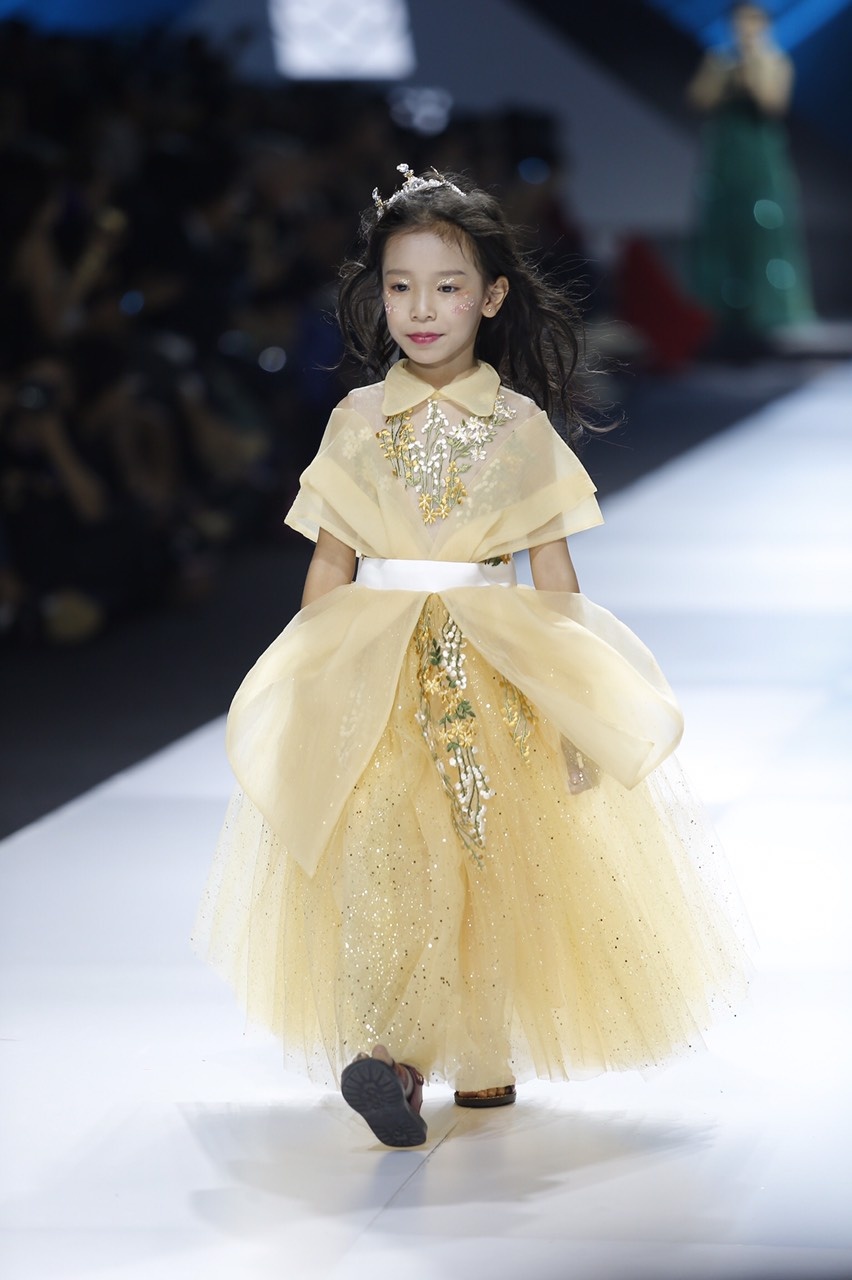 Be khiem khuyet trinh dien thoi trang anh 8