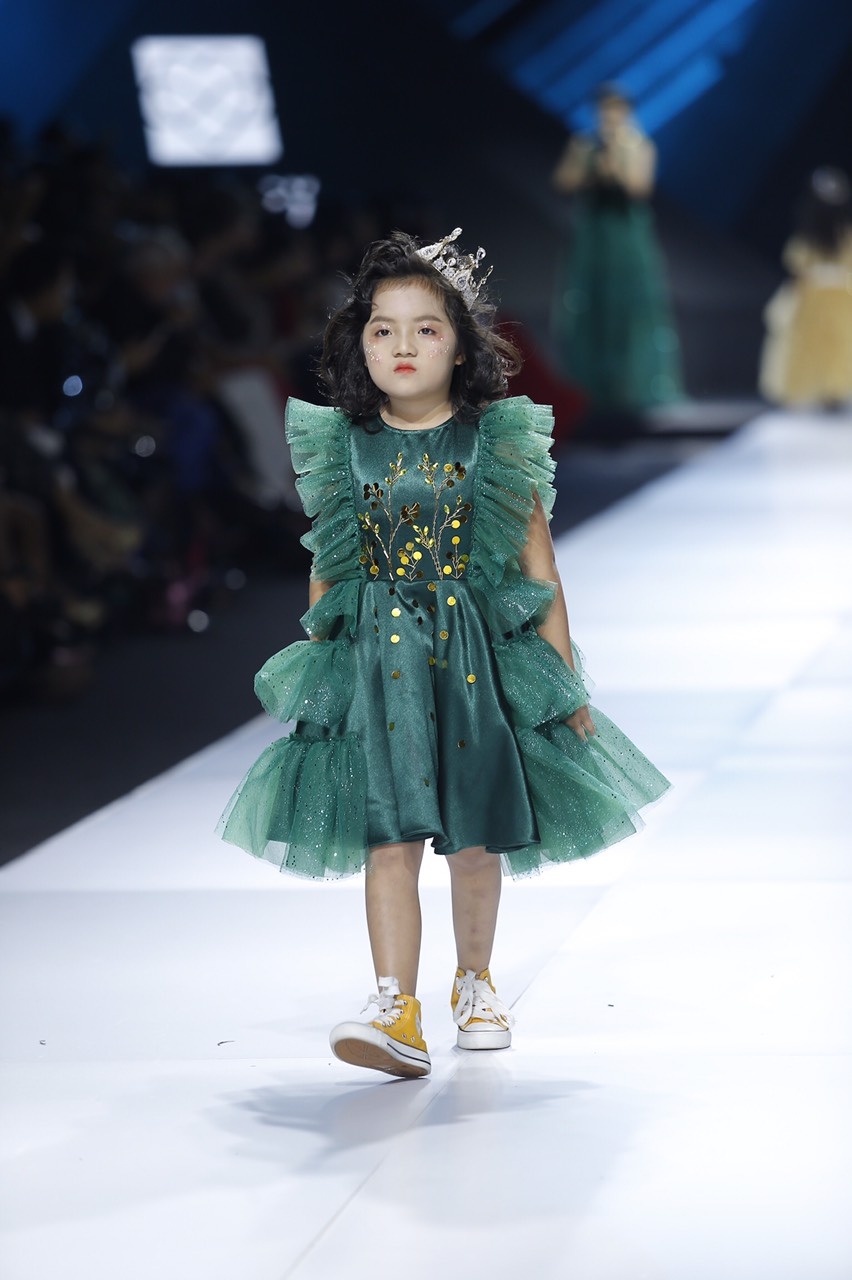 Be khiem khuyet trinh dien thoi trang anh 9