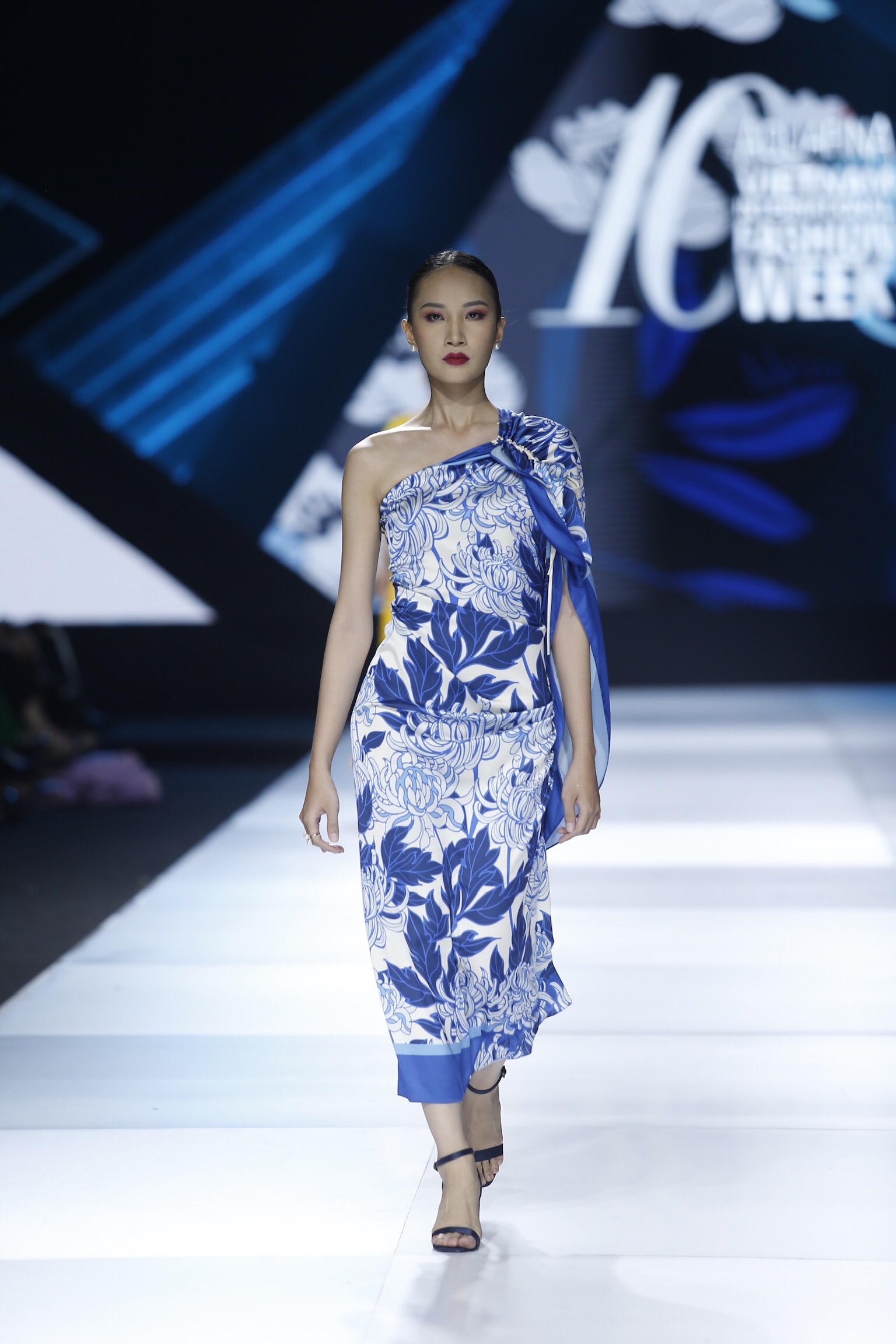 Show diễn thời trang tại AVIFW 2019 ảnh 10 Show dien thoi trang tai AVIFW 2019 anh 10