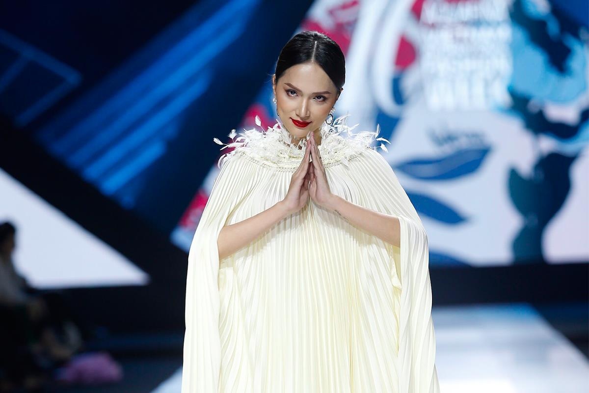 Huong Giang hat vay, chap tay cau nguyen tren san dien hinh anh