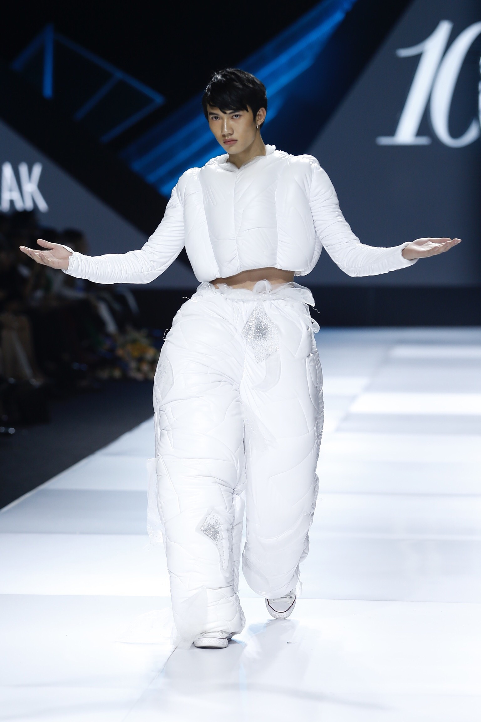 Trang phuc doc di tai AVIFW 2019 anh 3