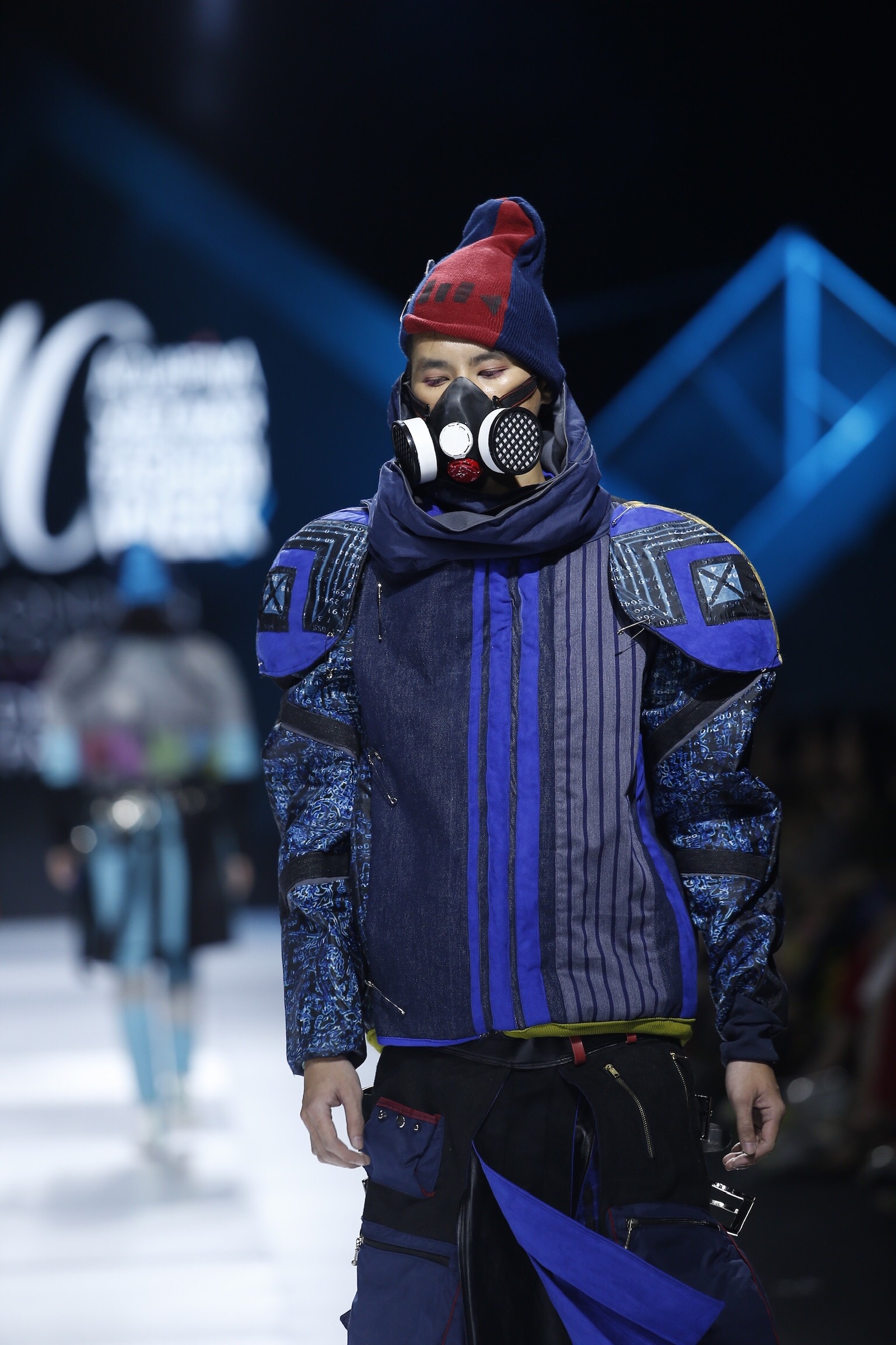 Mau nam trum dau tren san dien anh 9