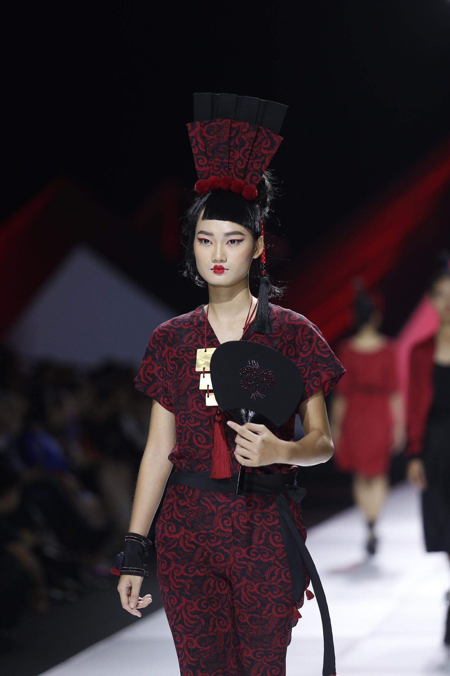 Mau nam trum dau tren san dien anh 2