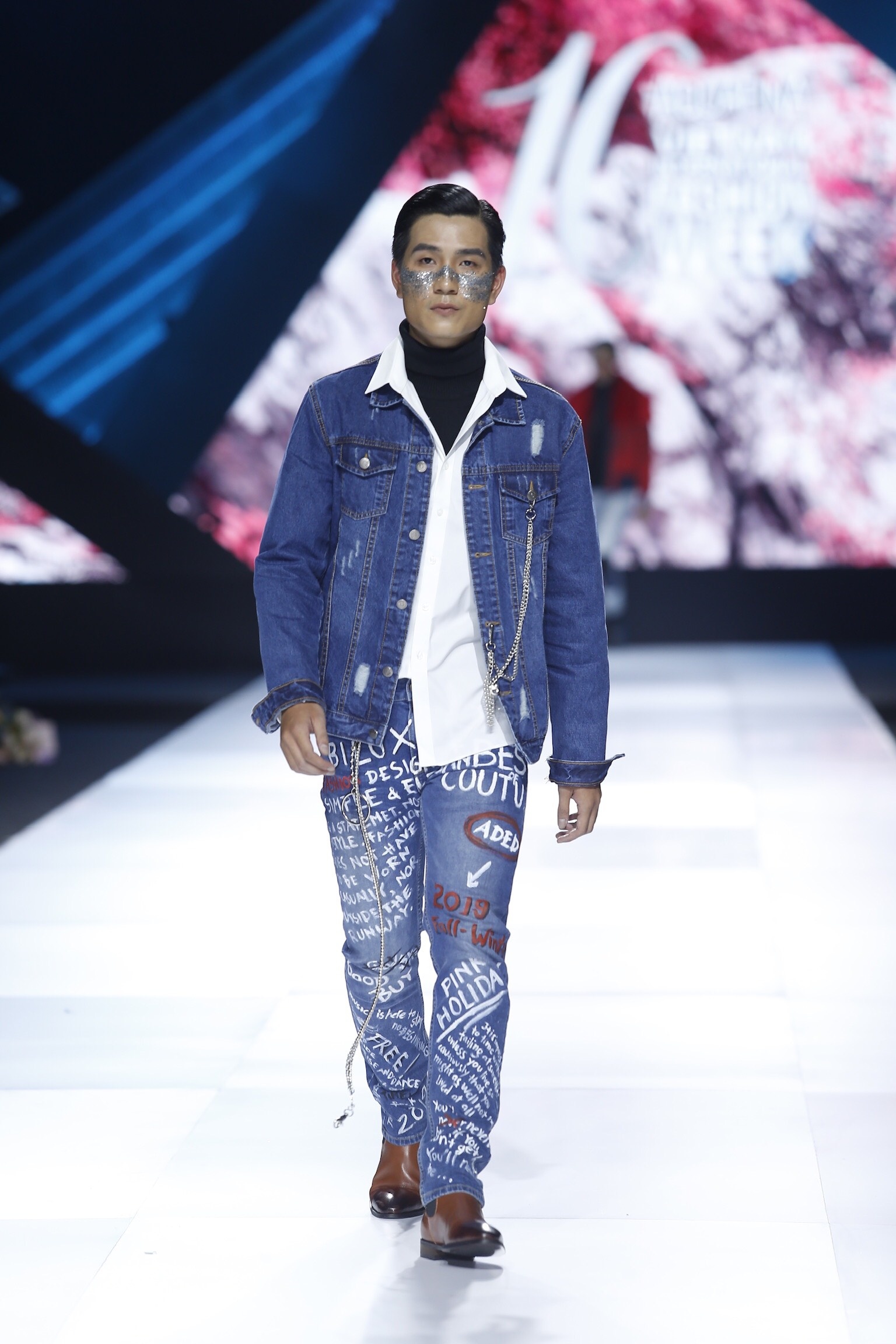 Mau nam trum dau tren san dien anh 4