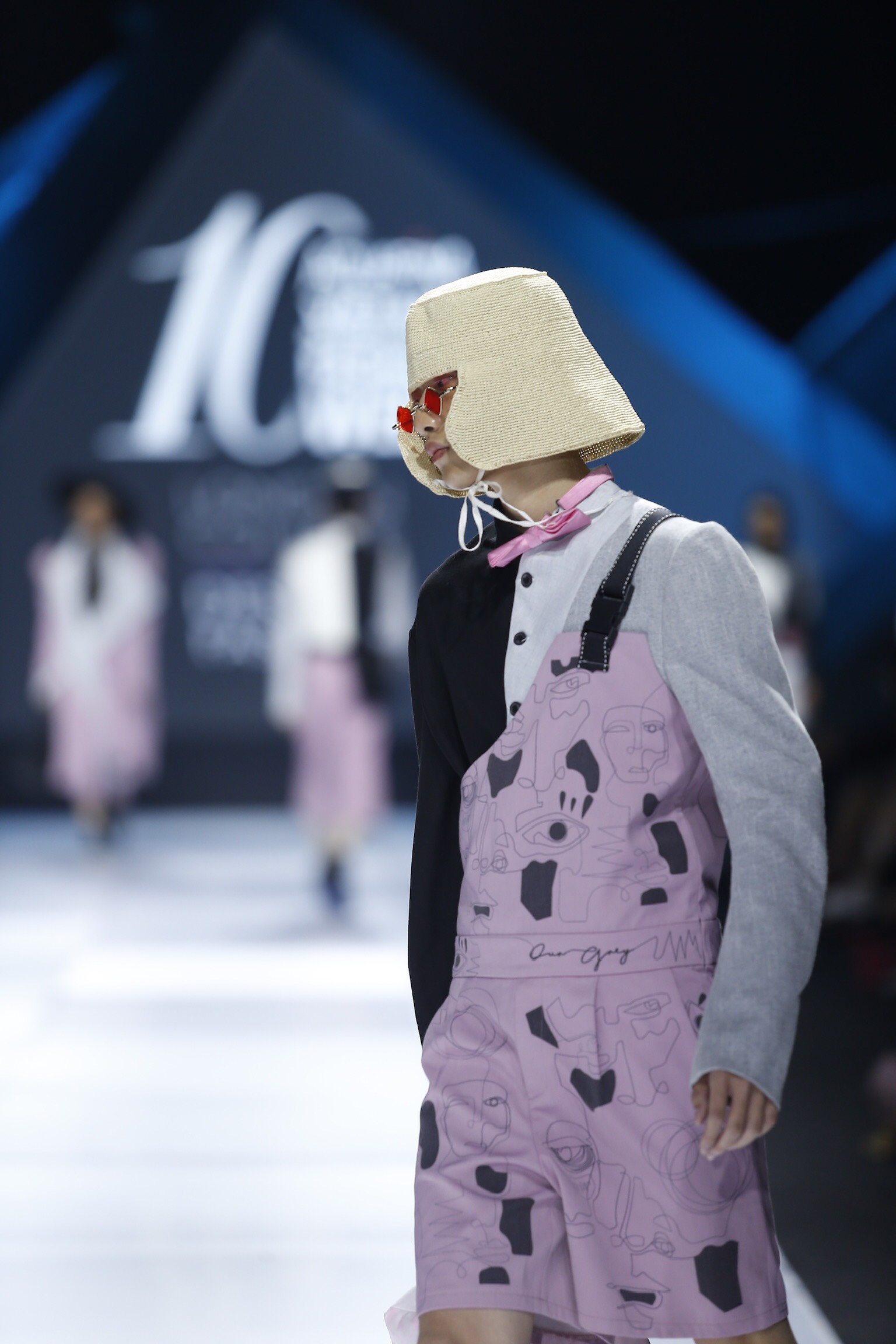 Mau nam trum dau tren san dien anh 7