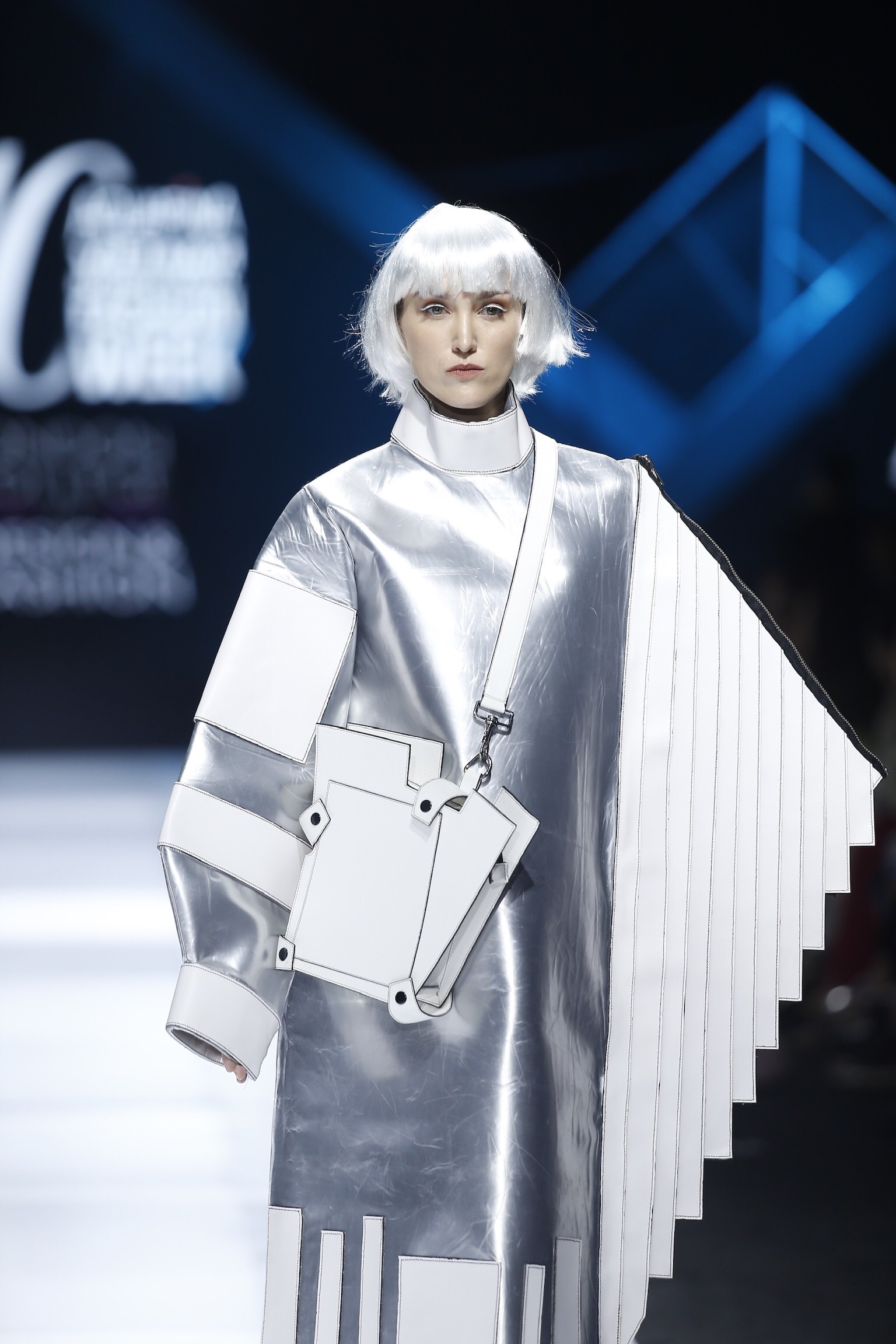 Mau nam trum dau tren san dien anh 8