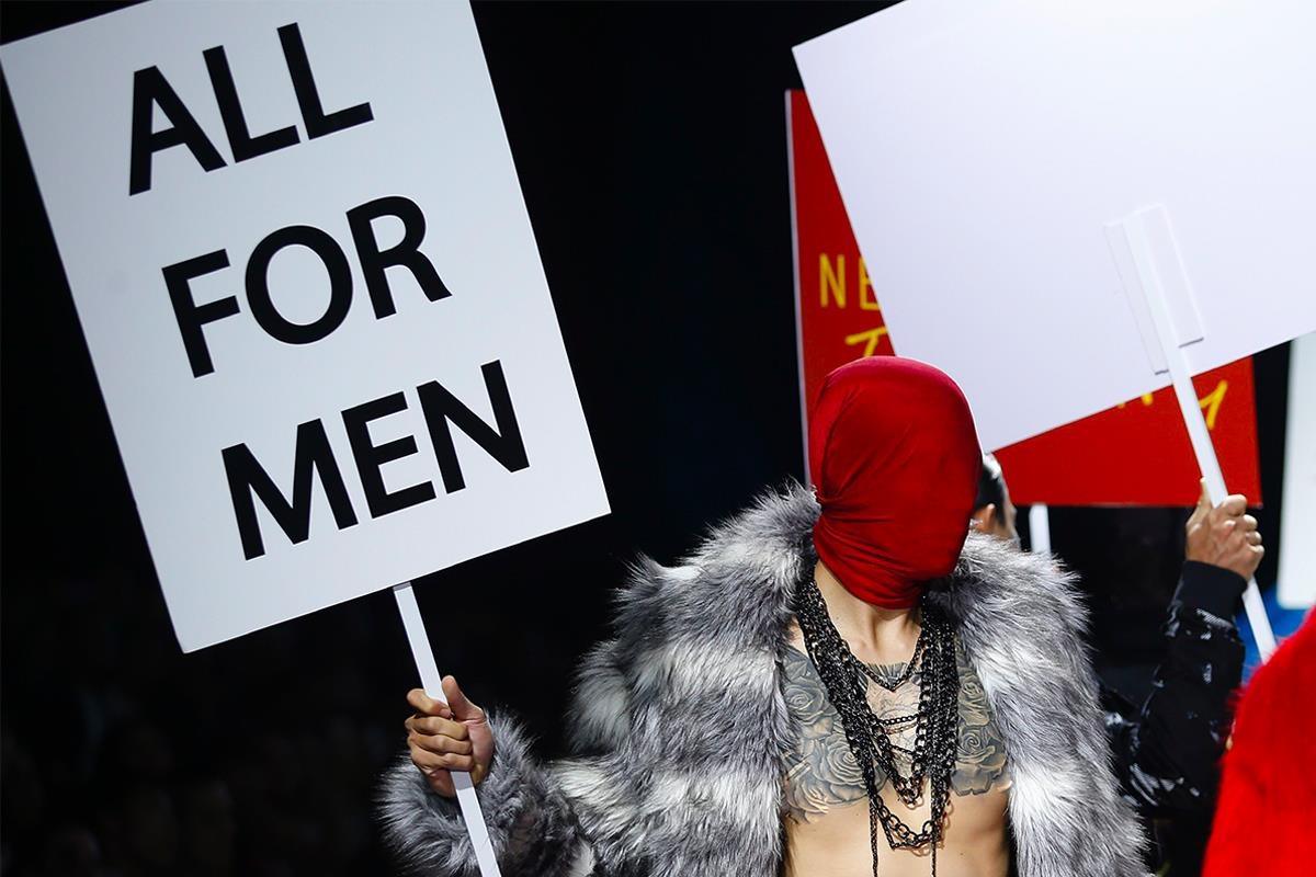 Nguoi mau trum khan che kin mat, danh moi trai tim tren san dien hinh anh